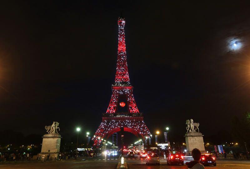 <p>Fransa'nın simgelerinden, başkent Paris'teki Eyfel Kulesi yine Türk bayrağı renkleriyle ışıklandırıldı. </p>
