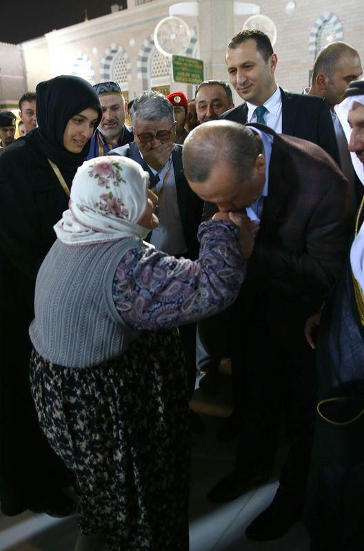<p>Cumhurbaşkanı Erdoğan ve eşi Emine Erdoğan, Mescid-i Nebevi ziyareti sırasında, Kayseri'den gelen yaşlı bir kadınla sohbet etti, elini öptü. Bu sahneyi görenler ise gözyaşlarını tutamadılar.</p>

<p> </p>

