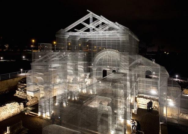 <p>Sanatçı Edoardo Tresoldi, İtalya'nın Puglia bölgesinde bulunan Siponto Arkeolojik Parkı'nda, tel örgü kullanarak antik bir bina inşaatının gerçek boyutlu kopyasını yarattı.</p>