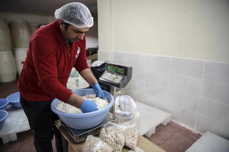 <p>Şalgam suyunda herhangi koruyucu madde kullanılmadığını ve tamamen doğal olduğunu anlatan Öztürk, "Bundan dolayı gün ışığı ve hava sıcaklığı fermantasyonun süresi için önemli faktörler haline geliyor.</p>
