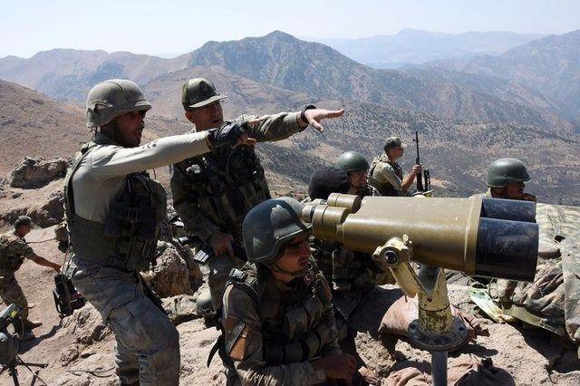 <p>Han-Seni-Kale- Dağbaşı Tepe... Burası teröristlerin ‘sözde’ Ertuşi Kampı dedikleri alandı. Kale Tepe’de de bu kampın ‘sözde’ karargâhı bulunurdu. “Alandı, bulunurdu...” diyorum, çünkü artık oralar Mehmetçik’in kanıyla sulanmış birer “Bayrak Tepe” oldu.</p>
<p> </p>