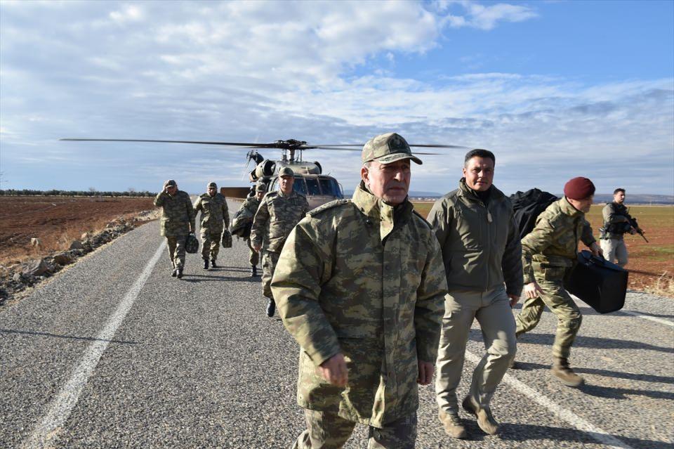 <p>Genelkurmay Başkanı Orgeneral Hulusi Akar, Kara Kuvvetleri Komutanı ile birlikte Gaziantep ve Kilis’te konuşlu birliklerde inceleme ve denetlemelerde bulundu.</p>

<p> </p>
