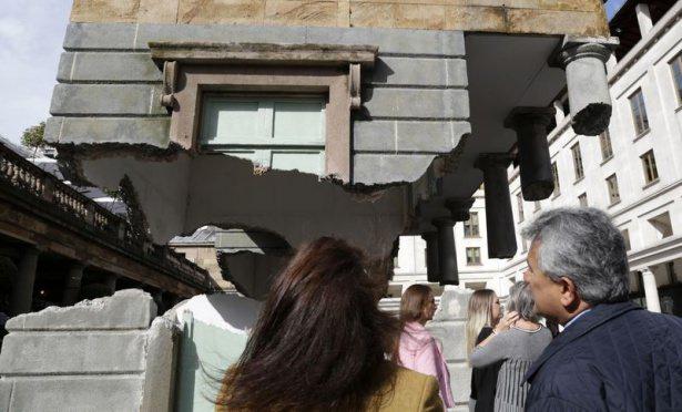 <p>G&ouml;rsel yanılsama &uuml;zerine &ccedil;alışmalar y&uuml;r&uuml;ten İngiliz heykel ve enstalasyon sanat&ccedil;ısı Alex Chinneck imzalı binayı g&ouml;renler, bina havadaymış yanılsamasına kapılıyor.</p>

<p>&nbsp;</p>
