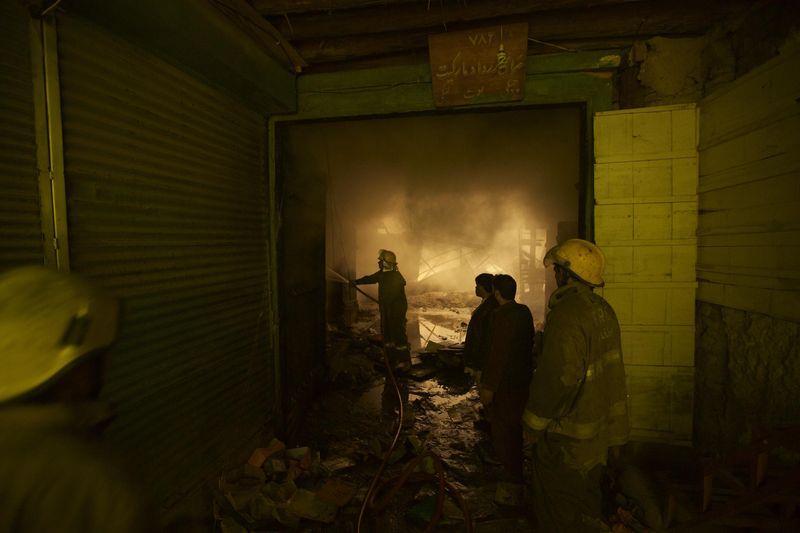 <div>Elektrik kontağından &ccedil;ıktığı belirlenen yangına Kabil itfaiye ekipleri m&uuml;dahale ederken polis de olası yağmalamaya karşı b&ouml;lgeyi g&uuml;venlik kordonuyla &ccedil;evirerek &ouml;nlem aldı.&nbsp;</div>
