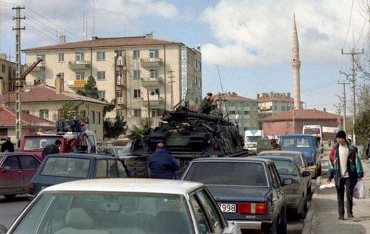 <p>Gazeteci Yazar Haluk Şahin, o dönemde medyada işlenen senaryolarla ilgili şunları söyledi: "İşte imam hatip liseleri şu anda şu kadar mezun veriyor, filanca yıl geldiğinde şu kadar imam hatip mezunu olacak, yeşil sermaye şuralarda şöyle gelişiyor, şu kadar yıl sonra toplumun bütün kesimleri için projeksiyon yapıyorlardı."</p>
<p> </p>
<p> </p>