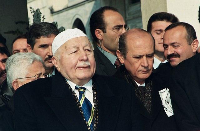 <p>Bölükbaşı, Kocatepe Camii'nde kılınan cenaze namazının ardından toprağa verildi.</p>