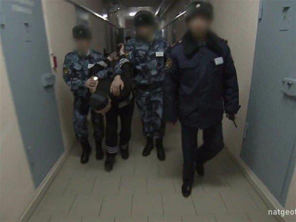 <p>Bahçe gezintileri de yine belleri bükülmüş ve başlarında en az 3 gardiyan ile gerçekleşiyor.</p>
<p> </p>