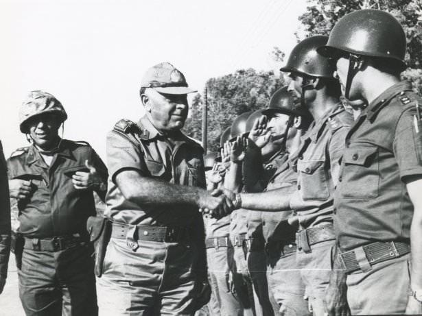 <p>Kıbrıs Türk kuvvetleri Alayı Komutanı Kur.Alb.Eşref Bitlis ve Korgeneral Bedrettin Demirel, Alay Subaylarıyla</p>

<p> </p>
