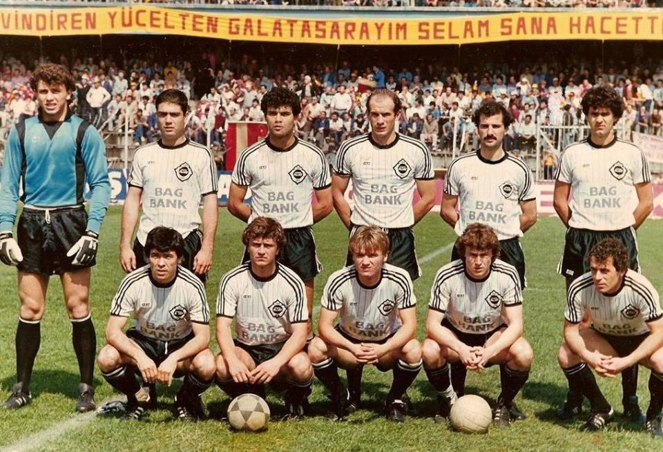 <p><strong>Altay (1982-1983)</strong></p>
<p>1982-1983 sezonunda 18.sırayı alarak Türkiye 1.Ligi’ne veda eden Altay. İzmir ekibinin teknik direktörlüğünü Necdet Niş, Boris Marovic, Candan Tarhan ve son olarak da Doğan Akı yaptı.</p>
<p>Soldan sağa</p>
<p>Ayaktakiler: Can Barhan, Şeref Onarlıoğlu, Önder Bilgi, Zafer Bilgetay, Ergun Ortakçı, Zafer Koldaş.</p>
<p>Oturanlar: Bilal Yaşar, Serdar Berkin, Turgut Uçar, Erdi Demir, Mustafa Denizli.</p>
<p> </p>