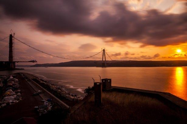 <p><span style="color:#FFD700"><strong>3. Köprü rekora koşuyor</strong></span><br />
<br />
Yapımına 2013 yılında başlanan 3 milyar dolar maliyetli 3. köprü ve Kuzey Marmara Otoyolu projesinde köprü kuleleri arasındaki ana kablonun döşenmesinde kullanılacak kedi yolu tamamlandı.</p>

<p> </p>

