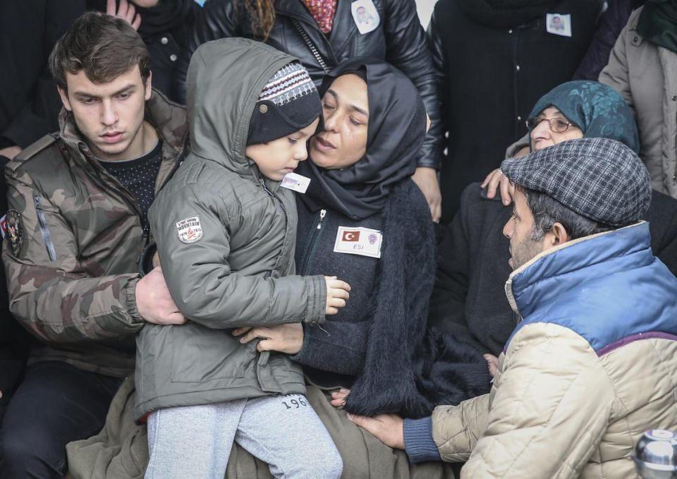 <div>Törende, şehidin eşi Sibel, çocukları Alperhan ve Doğan'ın güçlükle ayakta durduğu görüldü.</div>

<div> </div>

