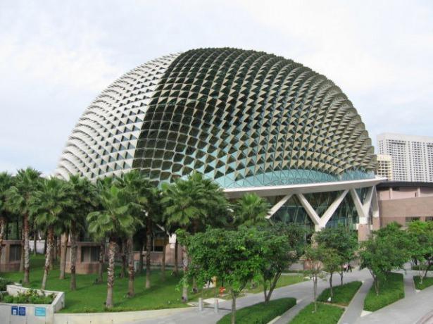 <p>Dünyanın değişik yerlerinde alışılmışın dışında yapılan mimari yapılar görenleri şaşırtıyor.. Bu çılgın projeler arasında Türkiye'den de bir yer bulunuyor. İşte birbirinden şaşırtıcı o yapılar...</p>

<p>Esplanade Theater (Singapore)</p>

<p> </p>
