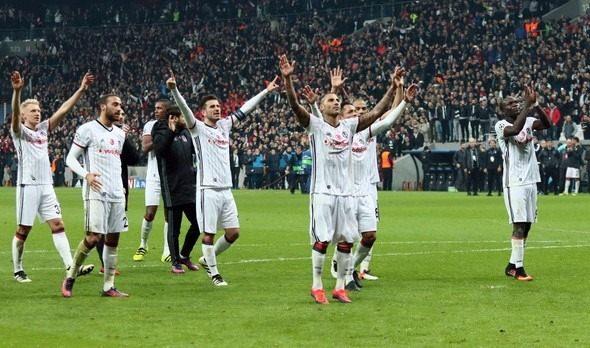 <p><strong>BEŞİKTAŞ FENERBAHÇE'Yİ YENERSE... </strong></p>
<div> </div>
<div>Fenerbahçe ve Dinamo Kiev maçları Beşiktaş için dönüm noktası. Fenerbahçe maçı hani çok sayılamayabilir. Beşiktaş, Fenerbahçe'yi yenerse çöküntüye uğratır. Beşiktaş yenilirse sorun olmaz puan olarak yine önde. Beşiktaş Fener'e yenildi, gidip Dinamo Kiev'i yendi bu başarıdır. Şampiyonlar Ligi'nde üst tura çıkıyorsun çünkü. Yani illa birini rahatlatmak istiyorsanız Şenol hocayı rahatlatın taraftarları değil.</div>