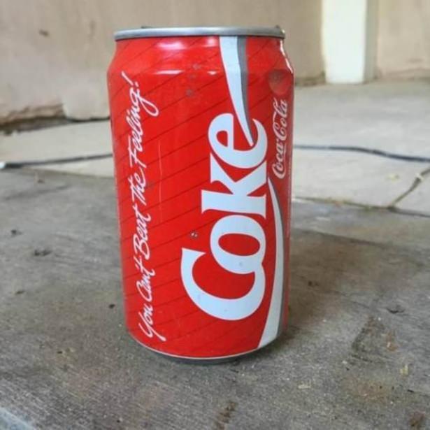 <p>Bir aile evlerinde 23 yıl öncesinden kalan kola kutusu buldu. </p>
<p> </p>