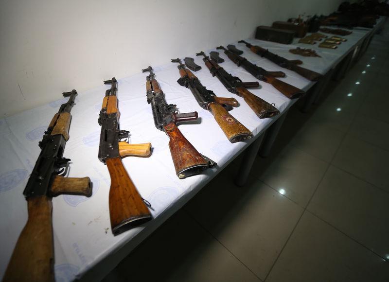 <p>Alınan bilgiye göre, ilçede kazılan çukurların kapatılması, oluşturulan barikatların kaldırılması ve el yapımı patlayıcıların imha edilmesi amacıyla başlatılan "Şehit Jandarma Uzman Çavuş Ramazan Gülle" operasyonu devam ediyor.</p>
<p> </p>