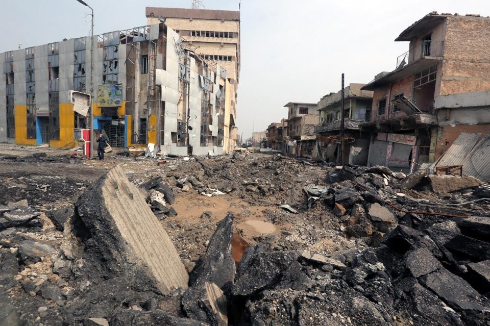 <p>Hastane, k&ouml;pr&uuml;, cami ve okulların tamamına yakını enkaza d&ouml;nd&uuml;.&nbsp;</p>
