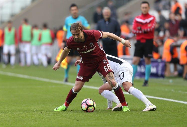 <p>Sol Bek: Caner Erkin</p>
