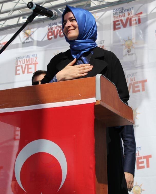 <p>Siyah üzerine saks mavi gömleği, siyah pardesesü ve siyah kumaş pantolonunu gömleğine uygun bir şalla tamamlayan Bakan Kaya, kürsüde adeta devleşti. </p>
