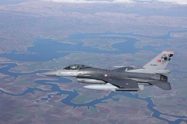 <p><strong>27 Nisan 1993, Ankara - Güdül</strong><br />
<br />
Gece eğitim uçuşu sırasında iki F-16C, saat 23.30 sıralarında Ankara'nın Güdül ilçesi yakınlarında kanatların birbirine sürtünmesi sonucu havada çarpıştı. Uçaklardan biri infilak etti diğeri hafif hasarlı olarak Akıncı Üssü'ne ulaşmayı başardı. Düşen uçaktaki pilot, paraşütle atlayarak kazadan sağ kurtuldu.</p>
<p> </p>