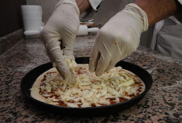 <p>Garson olarak başladığı meslekte pizza alanında kendini geliştiren ve Türkiye'deki yarışmalardan dereceyle dönen Malatyalı şef aşçı Kenan Culum, 25 ülkeden katılımın olacağı uluslararası yarışmada ter dökecek.</p>
