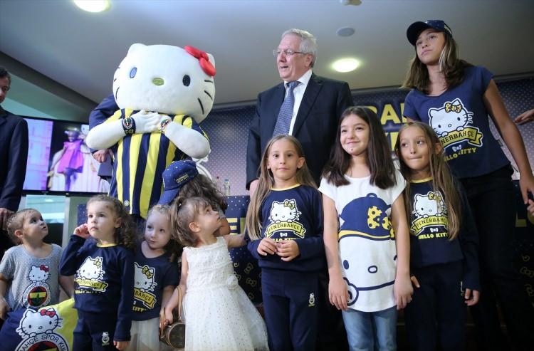 <p>Törende konuşan Ozan Balaban, sarı-lacivertlilerin yeni bir ilke imza attığını belirterek, "Fenerium'un bünyesine bu kadar değerli bir markayı katmaktan çok gururluyuz. Yaptığı her şeyde en iyisini ve ilkini yapmayı hedefleyen spor kulübümüz Hello Kitty'yi buraya getirmesiyle yine bir ilke imza atmış oldu. Bu, kadın taraftarlarımıza ve geleceğimiz olan çocuklarımıza verdiğimiz önemi de gösteriyor." dedi.</p>