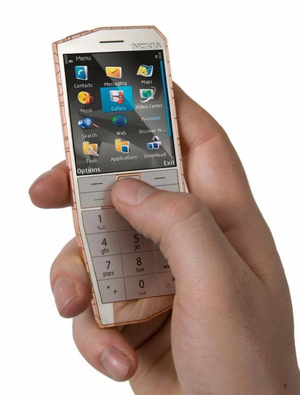 <p>Nokia, şarj olmak için sadece vücut ısınızı kullanan bir telefon konsepti geliştirmiş ve büyük ses getirmişti. Ancak bu telefon hiçbir zaman imal edilmedi.</p>
<p> </p>