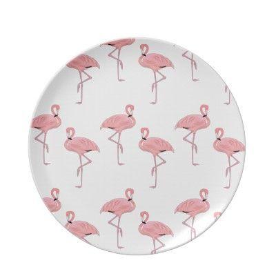 <p>Tabaktan bardağa, nevresimden tabloya kadar pek çok alanda kullanılan flamingo deseni evlere renk katıyor.</p>
