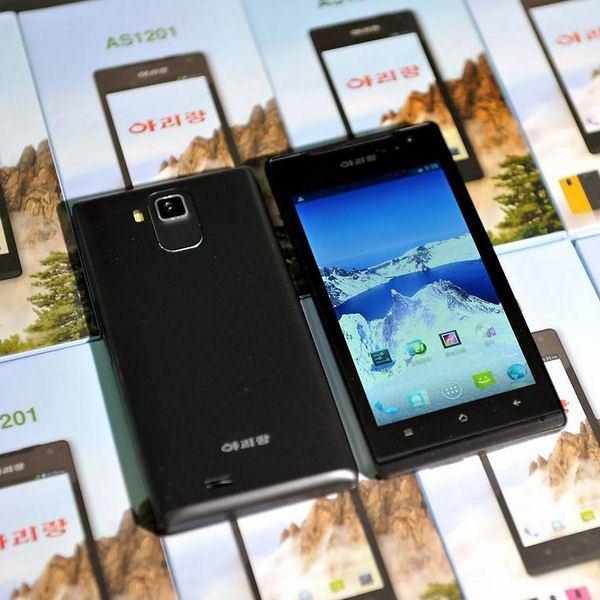 <p>Arirang</p>

<p>Arirang, Kuzey Kore'nin ilk ve muhtemelen tek telefonu. Android'li<br />
telefonun özellikleri pek bilinmese de Kuzey Kore Ulusal Lideri Kim Jong<br />
Un ondan çok umutlu. Cihazın büyük bölümü Çin'de üretiliyor ve<br />
birleştirme işi Kuzey Kore'de gerçekleştiriliyor.</p>
