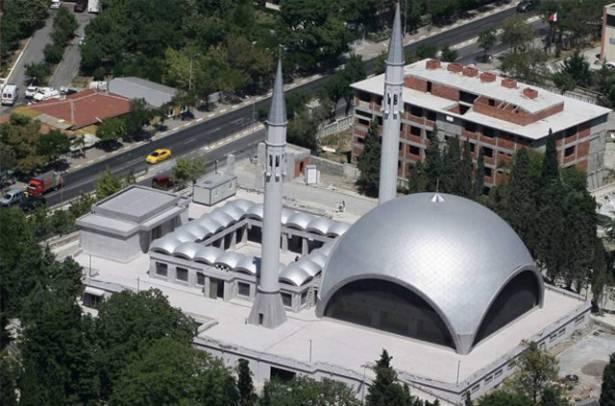 <div><strong>ŞAKİRİN CAMİİ:</strong> Üsküdar Karacaahmet Mezarlığı’nın girişinde yer alan Şakirin Camii’nin tasarımında İslam dinine vurgu yapmak adına sade bir tasarım tercih edildi.</div>

<div> </div>
