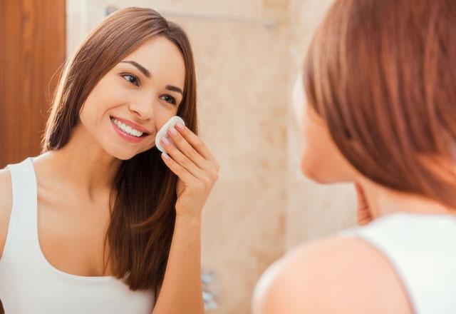 <p>Yaşlanmayı geciktirmenin etkili yollarından birisi içerisinde tretinoin bulunan bakım ürünlerini kullanmaktır. Yapılan araştırmalara göre bu madde, ciltteki ince çizgi ve kırışıkları hafifleterek cildi sıkılaştırıyor ve lekeleri azaltıyor. </p>
