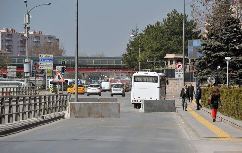 <p>13.Mart'ta Ankara Kızılay Meydanı’nda gerçekleştirilen bombalı saldırı sonrasında Ankara'nın çeşitli yerlerinde yoğun güvenlik önlemleri alınmaya başlandı. </p>
<p> </p>
