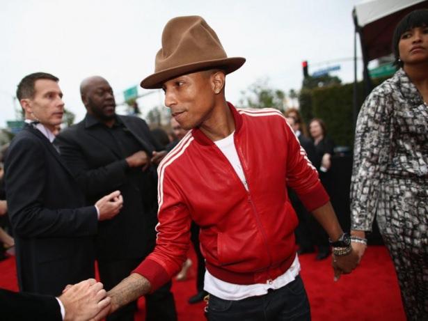 <p>2014 Grammy &ouml;d&uuml;l t&ouml;renine dev şapkasıyla katılan d&uuml;nyaca &uuml;nl&uuml; m&uuml;zisyen Pharrell Williams, bu sayede de fenomen oldu. Şapka adına sosyal medyada hesaplar a&ccedil;ıldı. Pharrell, İstanbul konserinde de kafasına &ccedil;i&ccedil;eklerden bir ta&ccedil; takmıştı.</p>

