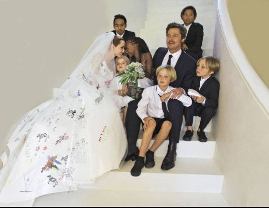 <p><strong>5.Angelina Jolie</strong></p>

<p>Hollywood'un en güzel çifti Angelina Jolie ve Brad Pitt 23 Ağustos 2014'de 6 çocuklarıyla birlikte Güney Fransa'da özel bir törenle evlendi.</p>
