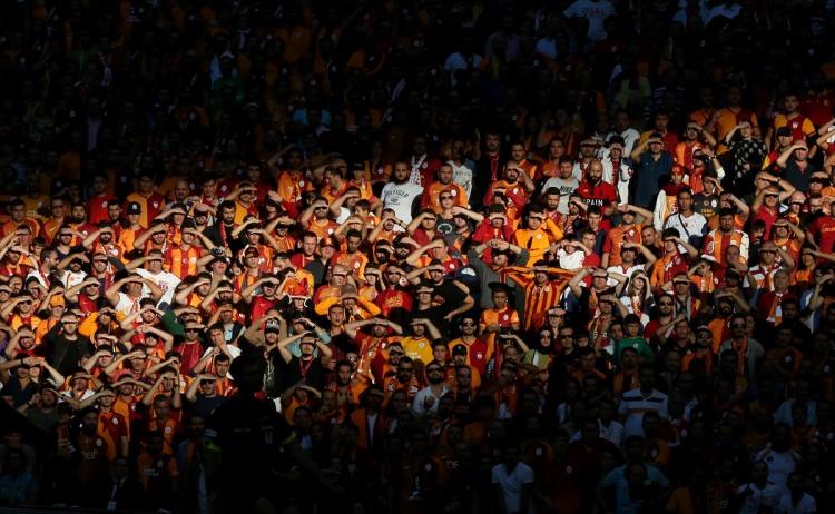 <p>Süper Lig'in 6. haftasındaki Galatasaray-Antalyaspor maçına gelen sarı kırmızılı taraftarlar tribünde renkli görüntüler oluşturdu.</p>
