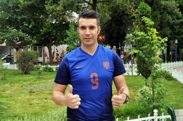 <p>Van Persie'nin Manchester United'daki formasını giydiği zaman arkadaşlarının ve çevresindekilerin kendisiyle fotoğraf çektirdiğini aktaran Kaya, şöyle konuştu:</p>
<p> </p>