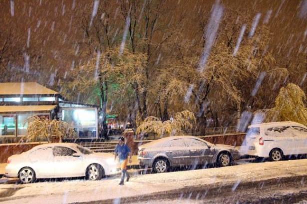 <p>Dün öğleden sonra yağmaya başlayan ve gece boyunca etkili olan kar yağışı yılın ilk kar tatilini de kendisiyle birlikte getirdi.</p>