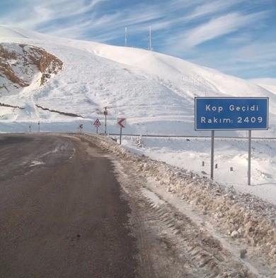 <p><strong>Kop Dağı Geçidi</strong><br />
Kop Geçidi Erzurum dolaylarında, 2409 rakımda yer alan bir geçittir. Aşırı yükseklik ve bölgenin sert ikliminin yanında arazinin engebesi nedeniyle de oldukça tehlikeli bir yoldur.</p>
