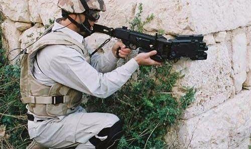 <p>5 mühendis ve 5 işçiden oluşan bir ekip, 18 aylık bir çalışmanın ardından teknoloji harikası Cornershot silahını ortaya çıkardı.</p>
