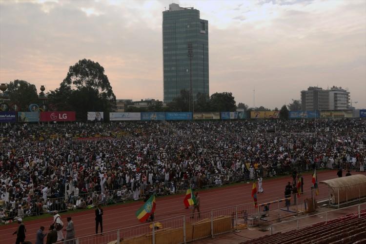<p>Sabahın erken saatlerinden itibaren şehrin farklı bölgelerinden Addis Ababa Stadyumu'na gelen Müslümanlar, eşine zor rastlanır bir atmosfer oluşturdu. </p>

