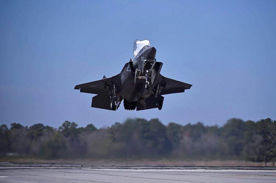 <p>Türk Hava Kuvvetleri envanterine ne zaman katılacağı merak edilen ve 2000'li yılların en çok konuşulan savaş uçağı F-35 (Şimşek) savaş uçaklarıyla ilgili son bilgilere ulaşıldı.</p>
<p> </p>