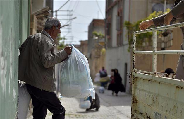 <p>Boyunlarında Kur'an-ı Kerim, kucaklarında hayvanlarıyla çıktılar</p>
<p> </p>