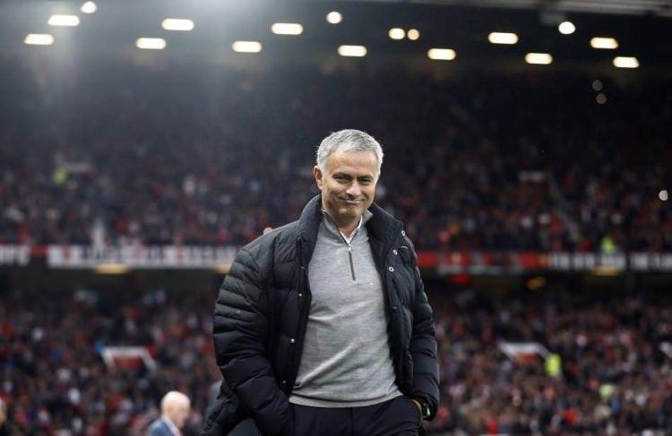 <p><strong>FENERBAHÇE'DEN TEKLİF ALDI</strong></p>
<p>Jose Mourinho'nun, '2002-03'te Türkiye'den teklif geldi" dediği takım ise Fenerbahçe... Portekizli, o dönem menajer Bayram Tutumlu tarafından başkan Aziz Yıldırım ve yönetimine önerilmiş ancak anlaşma sağlanamamıştı.</p>