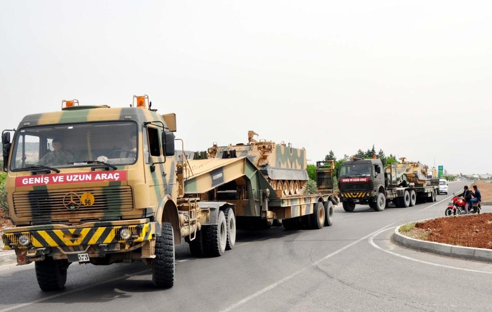 <p>Kilis'te füzelerin düşmesinin nasıl engelleneceği konusu tartışılırken, sınıra zırhlı birlikler sevk edildi.</p>

<p> </p>
