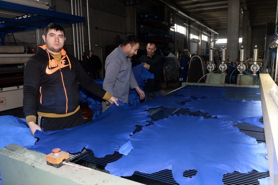 <p>Daha çok şov amaçlı bir ürün. Fransa'da önemli bir modacı, kreasyonlarında kullanmak amacıyla şeffaf deri aldı. Şu an ismini açıklayamıyoruz ancak defile gerçekleştikten sonra bu ürünü tüm dünya tanıyacak."  </p>
