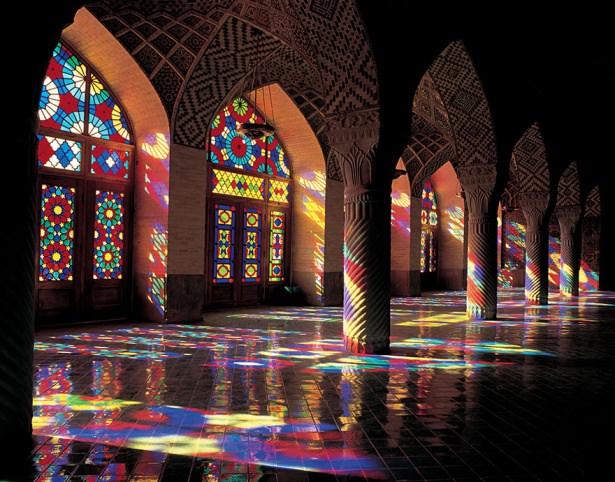 <p>Nasır El-Mülk camisine rengarenk camları ve yarattığı ahenkten dolayı "Pembe Cami" de denmektedir</p>

<p> </p>

