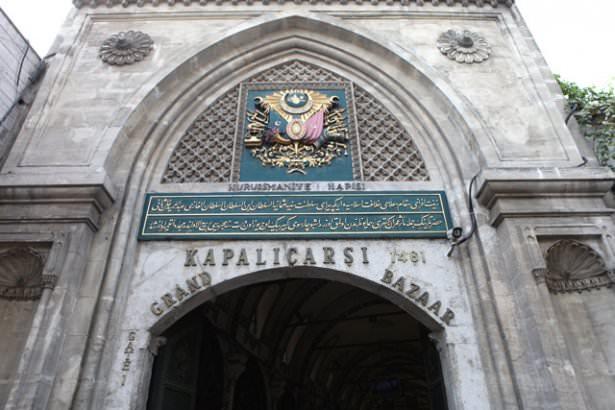 <p><strong>Alışveriş</strong><br />
Herhangi bir şeye ihtiyacınız varsa, İstanbul'da bulamamanız mümkün değildir. Cadde mağazalarından alışveriş merkezlerine, çarşılardan esnaf dükkanlarına tüm alternatifler buradadır. Tahtakale, Mısır Çarşısı, Kapalıçarşı gibi mekanlar, alışveriş keyfine ayrıca nostalji de katar.</p>

<p> </p>
