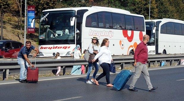 <p>Yoğun trafik yolcuları etkilediği kadar otobüs şoförlerini de çileden çıkardı</p>