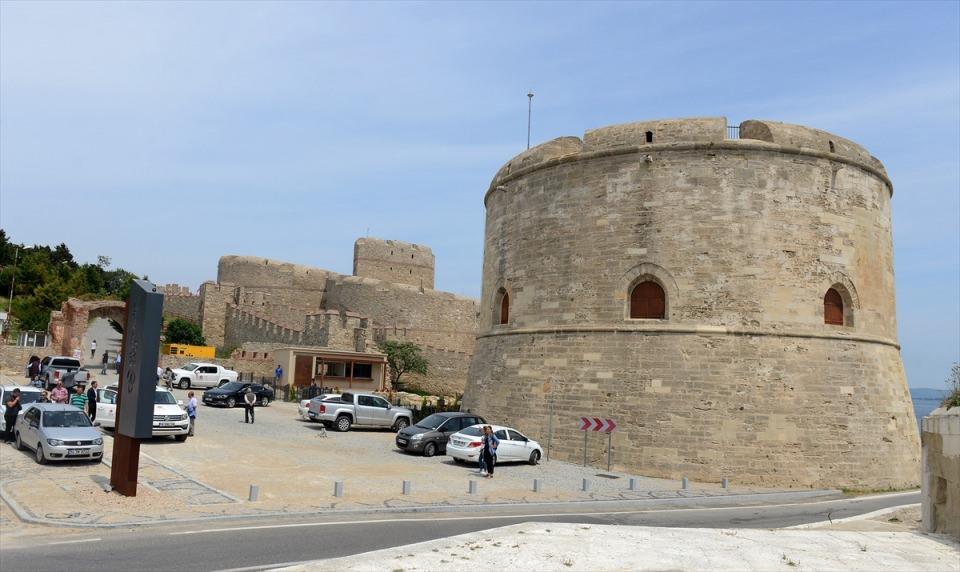 <p>Gümüşdağ, kalenin avlu kısımlarında yapısal dönemi yansıtan kalıntıları bilgilendirici birimler yerleştirildiğini, iç avlu kısmında Piri Reis'i anlatan bir bölüm bulunduğunu, 8 kattan oluşan orta kulede ise Osmanlı'daki sosyal, ticari ve savaş hayatını içeren görseller ve canlandırmaların yer alacağını kaydetti. </p>

<p> </p>
