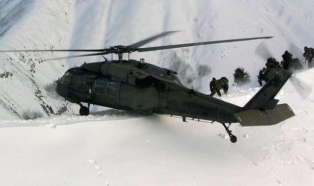 <p><strong>MODERN SİSTEMLER İLE DONATILACAK</strong><br />
Dünyanın en çok satan genel maksat helikopterlerinden biri olan Sikorsky imalatı S70 Black Hawk, Türk sistemleri ile modernize edilecek. T70 olarak adlandırılan helikopter, standart modele göre yüzde 70 daha az parçadan oluşacak.</p>