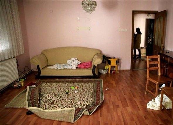<p> Kasım ayında Konya’ya eşi ve 2 çocuğuyla gelen DEAŞ’lı teröristin, kentin Bosna Hersek Mahallesi’nde ev kiralayan Doğu Türkistanlı 3 aileyle ilişki kurduğunu saptayan Konya Emniyet Müdürlüğü Terörle Mücadele Şubesi ekipleri, bu ailelerin kaldığı adreslere operasyon için düğmeye bastı.</p>
<p> </p>